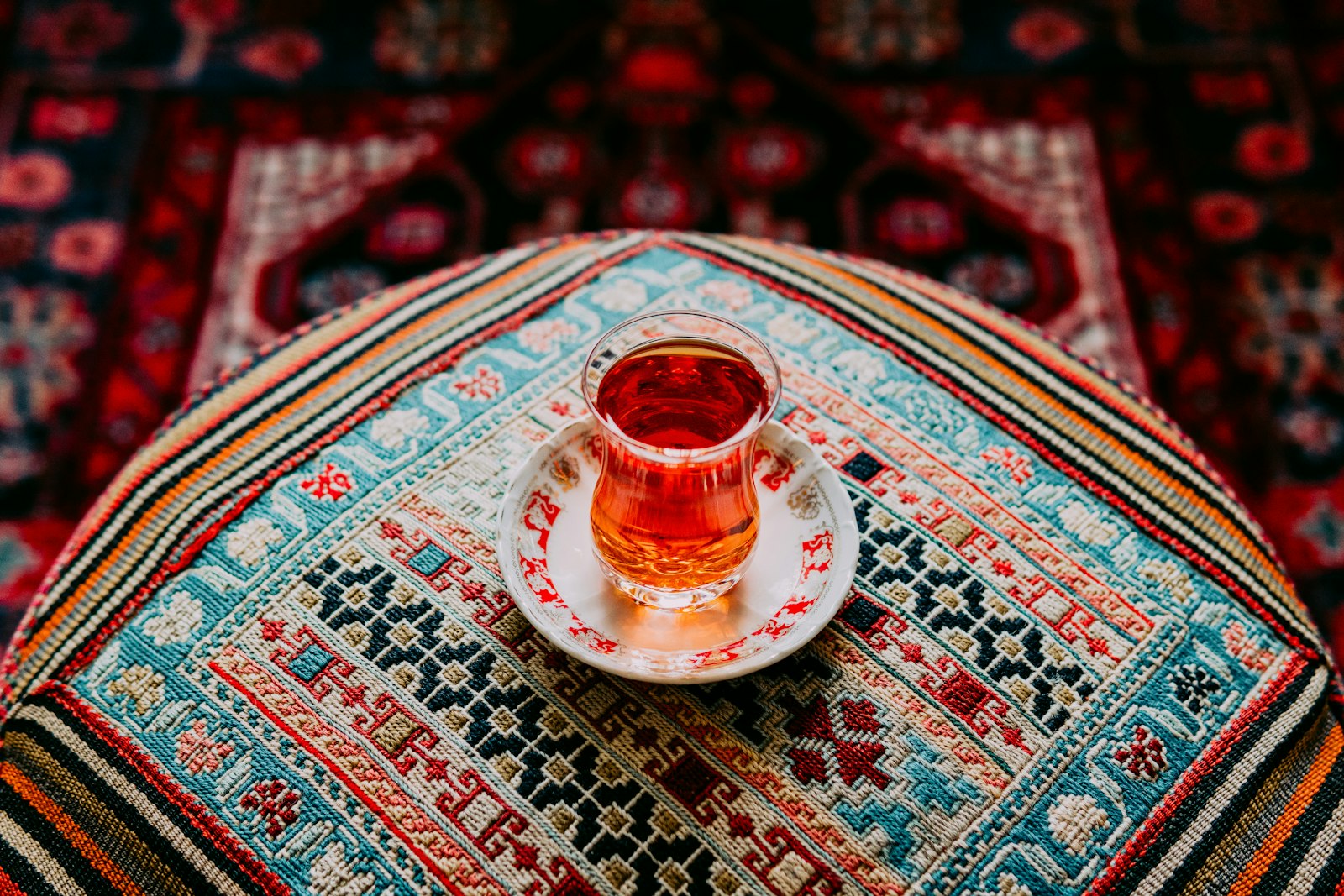Kilim üstünde çay bardağı