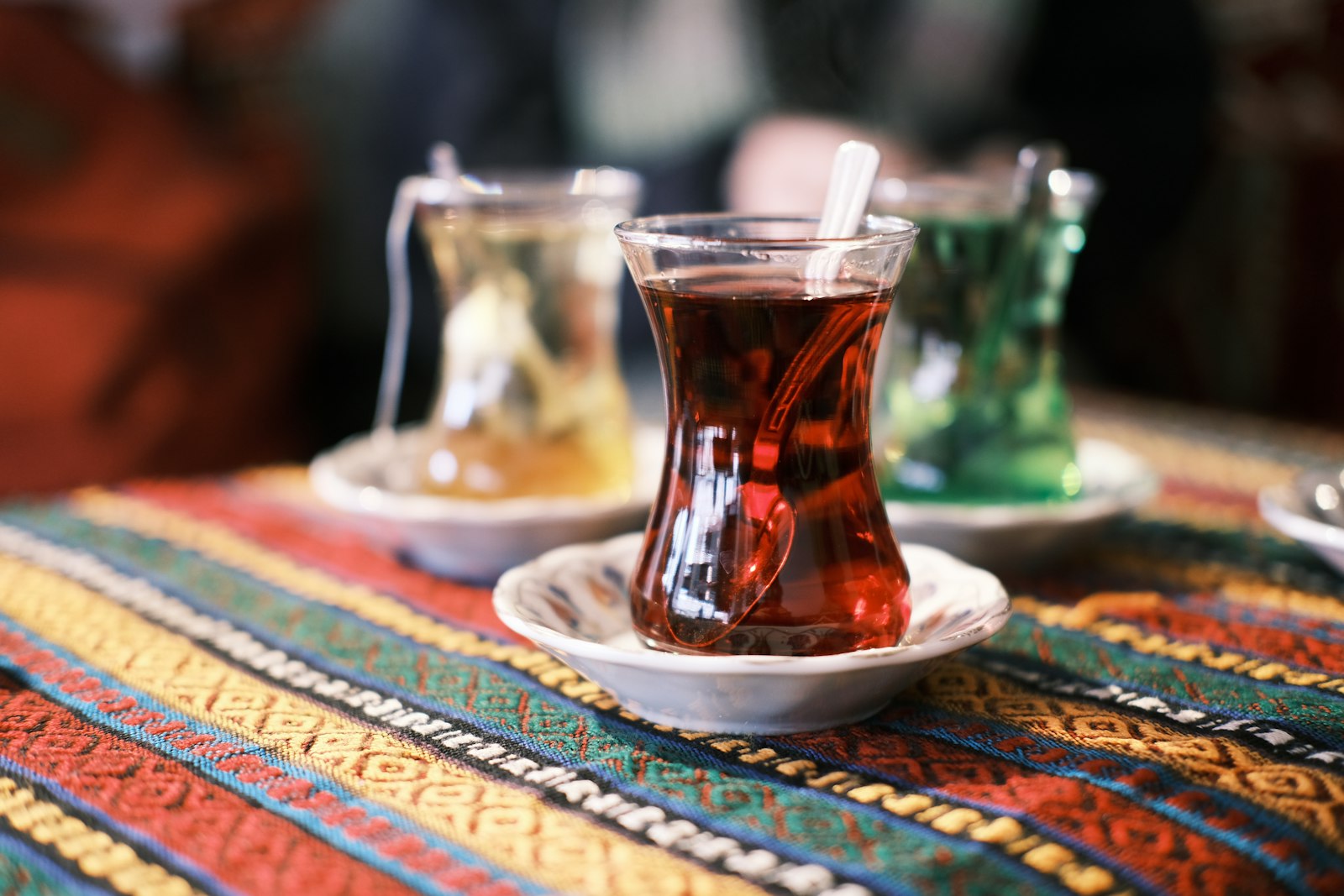 Kilim üstünde ince belli çay bardakları