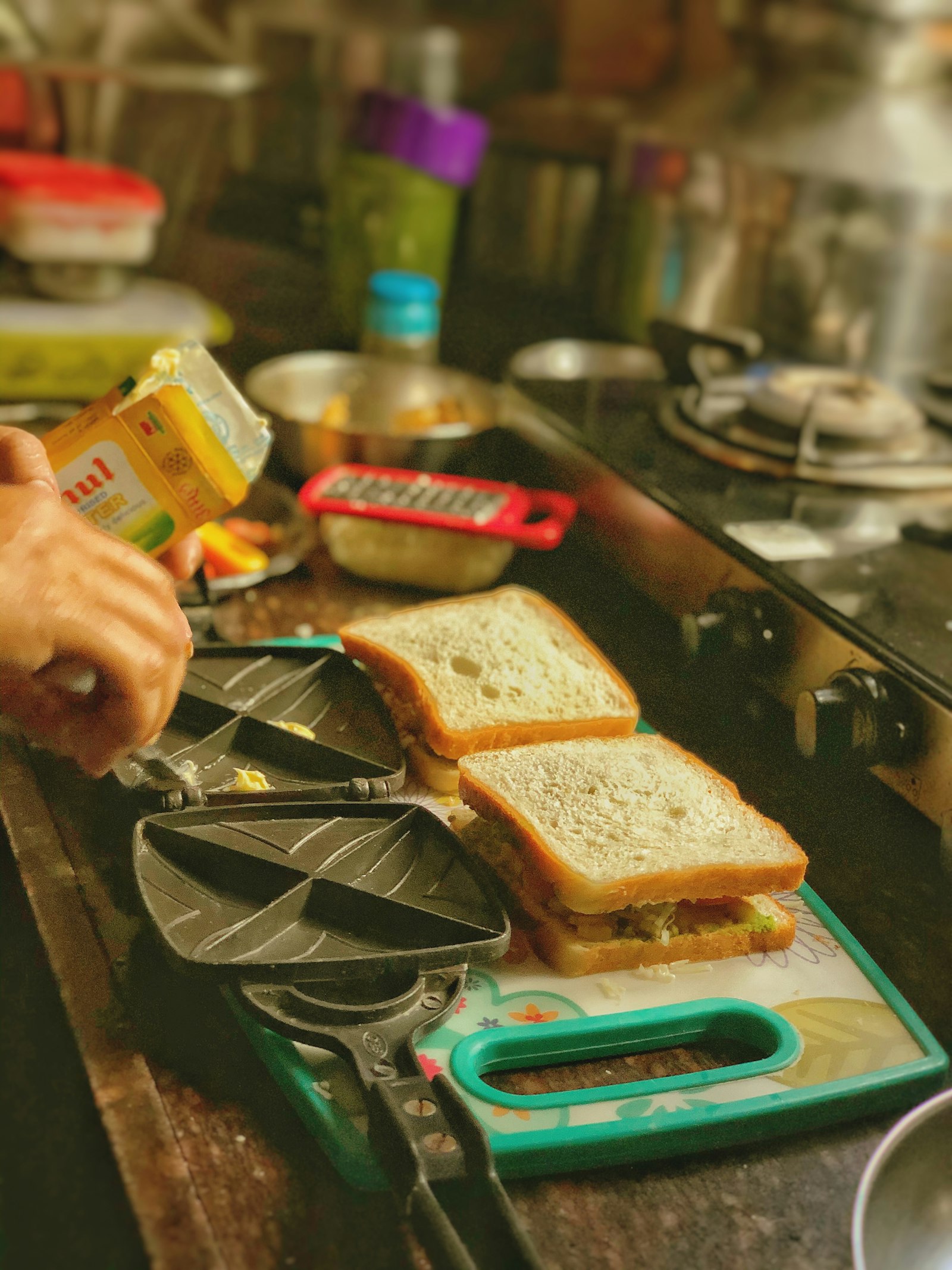 Tezgâhta tost hazırlayan eller